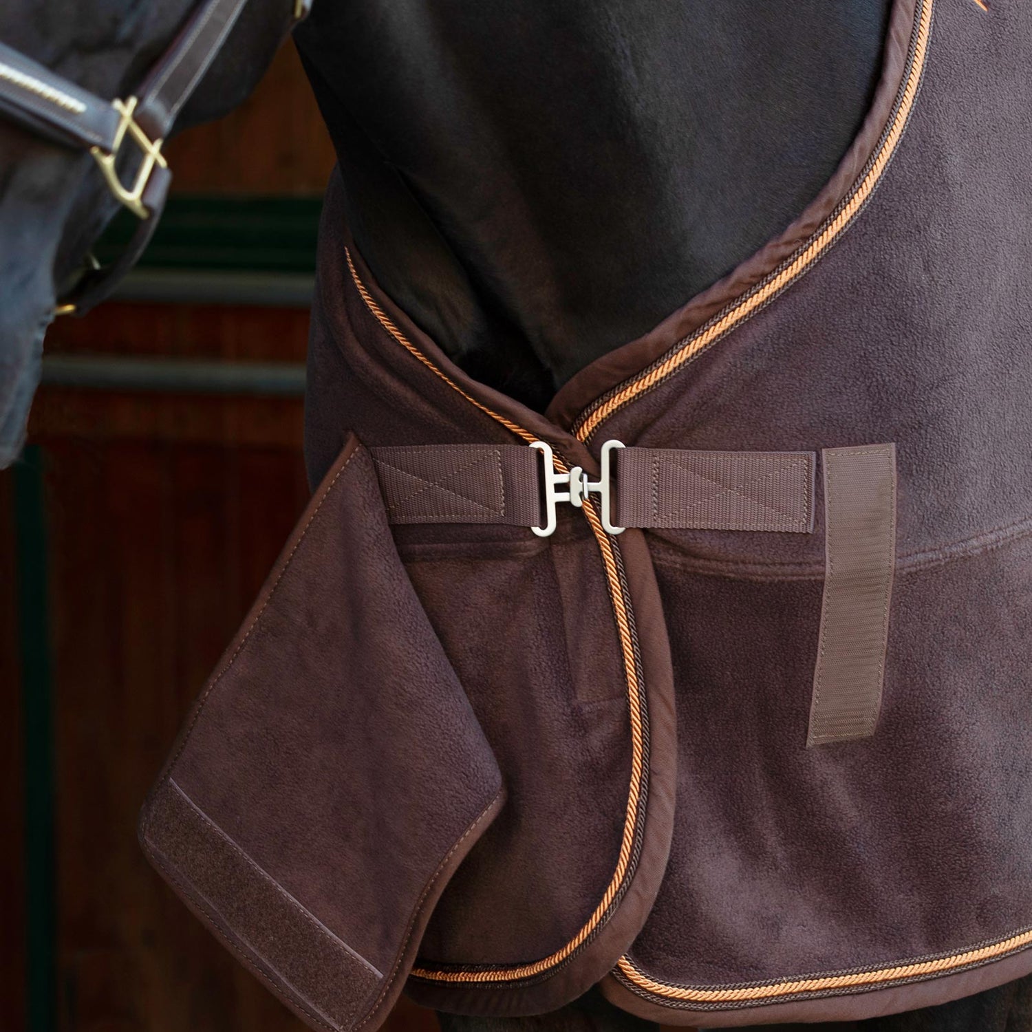 Acavallo Fleece Stable Rug 800G #colour_brown