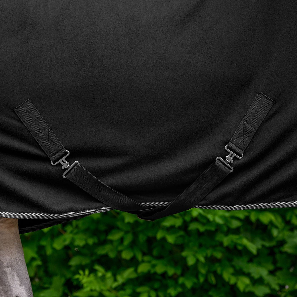 Waldhausen Economic Fleece Rug with Cross Surcingles #colour_black